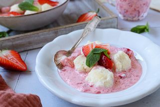 Tvarohové nočky s rozmačkanými jahodami. Užijte si chuť léta a dětství | Apetit